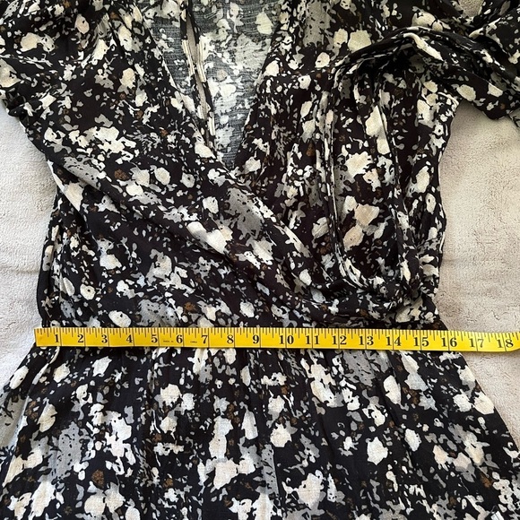Free People All The Right Ruffles Wrap Floral Romper In Raven Combo Size L Boho - Picture 15 of 16